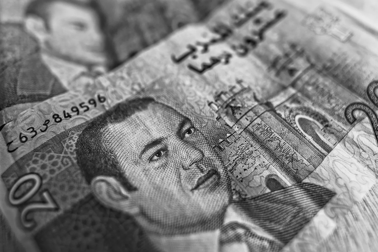 صورة مقرّبة بالأبيض والأسود لورقة نقدية من الدرهم المغربي